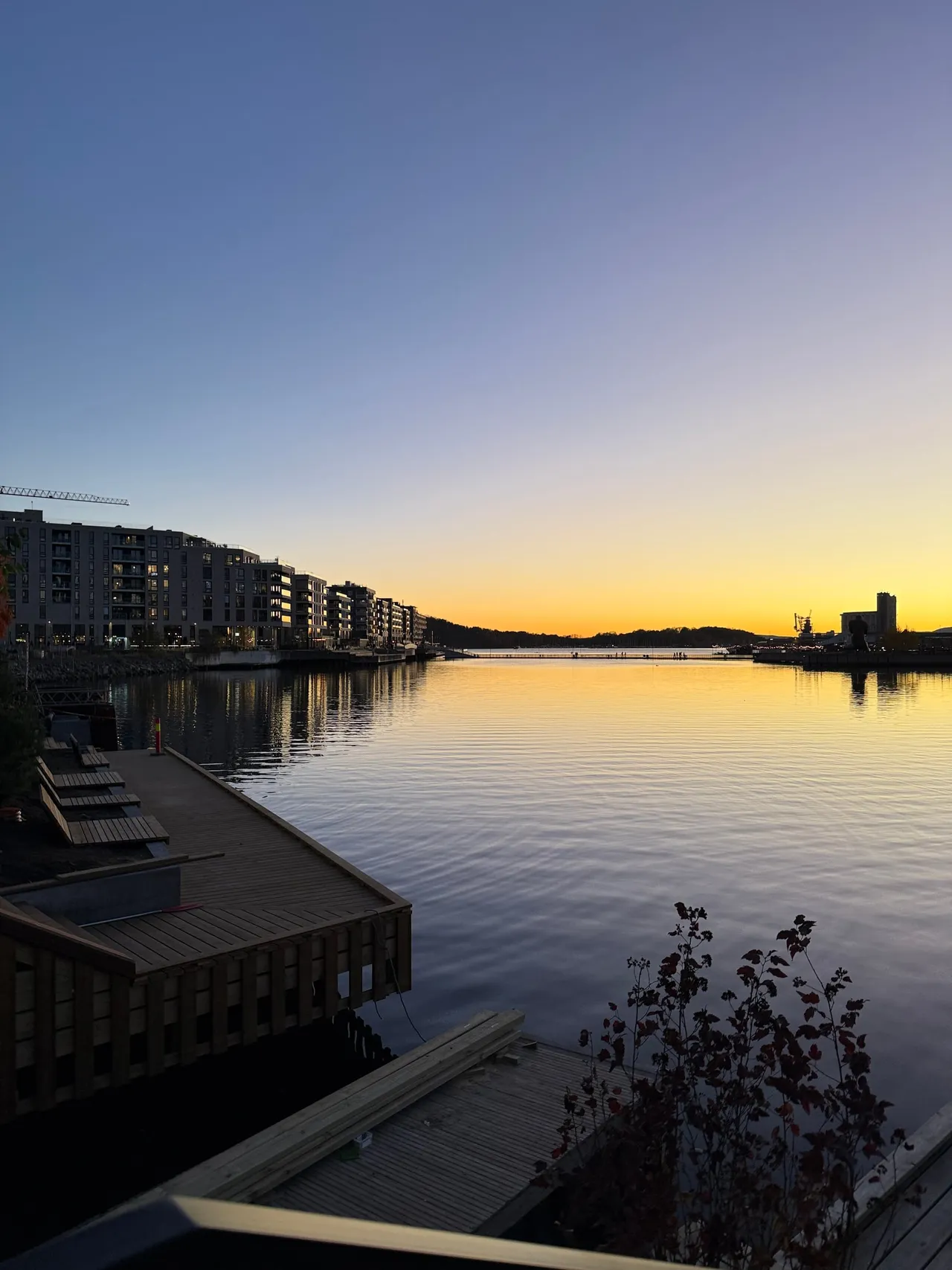 Utsikt over Bjørvika i solnedgang, med bryggene i forgrunnen.